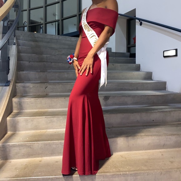 Elegant red dress - Picture 1 of 2
